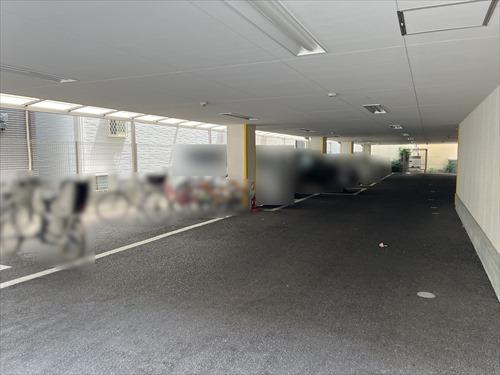 1階駐輪場、駐車場