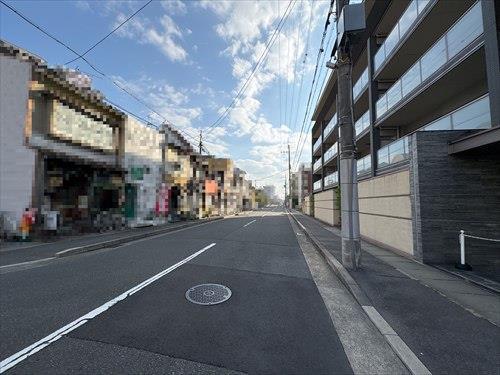 ㉘南側前面道路(西向き)