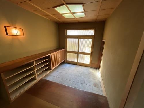 玄関（改装前の状況です。）