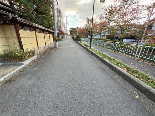 前面道路（西）