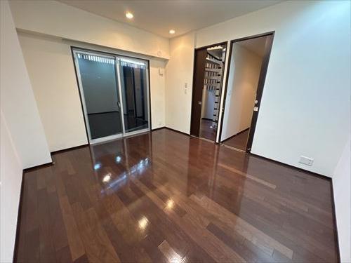 ⑪地下東側納戸