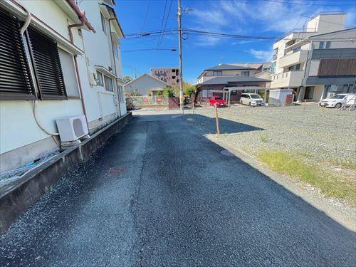 南側前面道路　撮影日：2024年10月