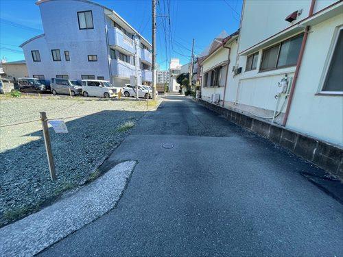 南側前面道路　撮影日：2024年10月