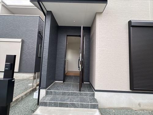 玄関（2025年11月撮影）