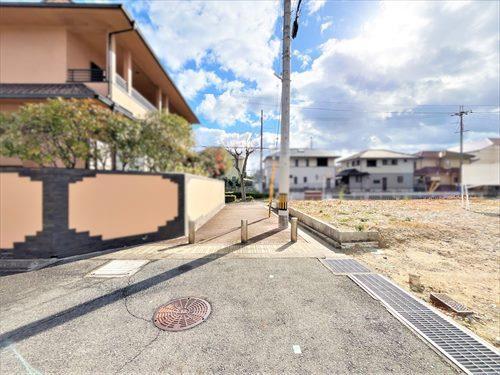 北東側前面道路