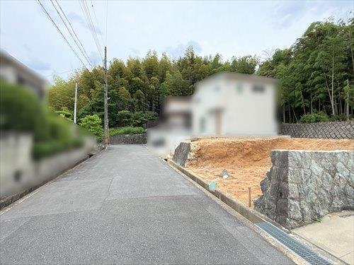 前面道路（北東向き）