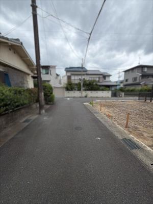 西側前面道路