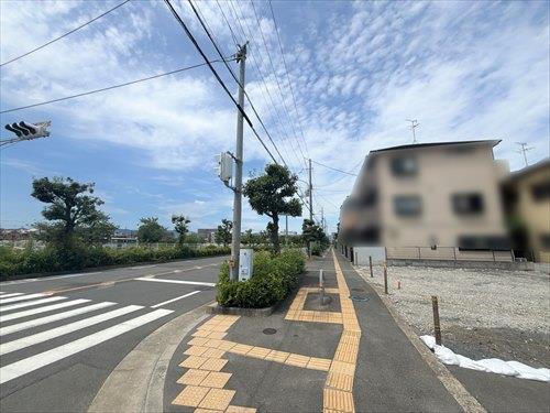 西側前面道路（南側より撮影）