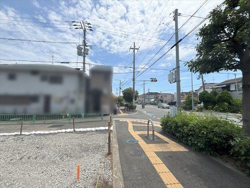 西側前面道路（北側より撮影）