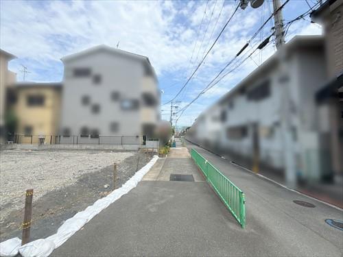 南側前面道路（西側より撮影）
