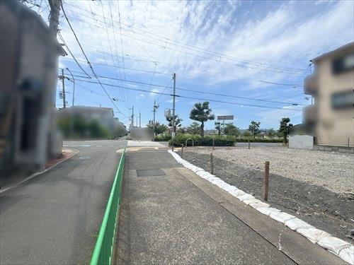 南側前面道路（東側より撮影）