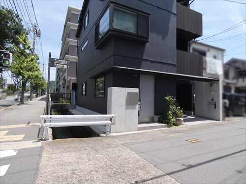 外観と前面道路