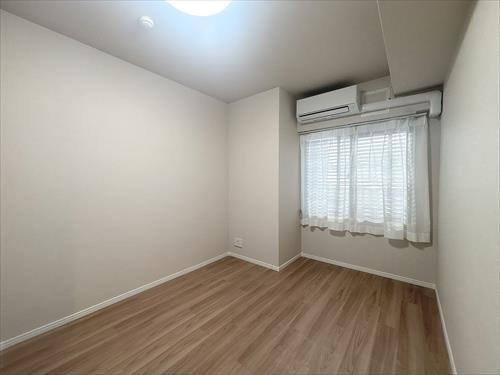 南側洋室（約5.4帖）