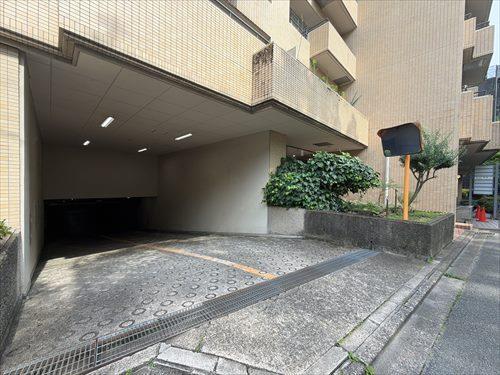 地下駐車場出入り口