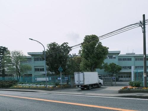 厚木市立清水小学校 910m