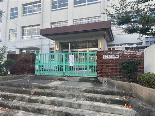 福岡市立長住小学校（580m）