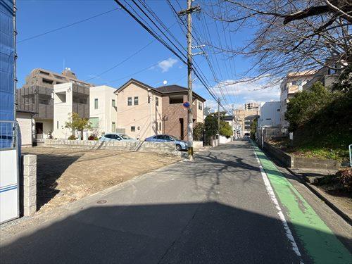 南東側前面道路（南西側から撮影）