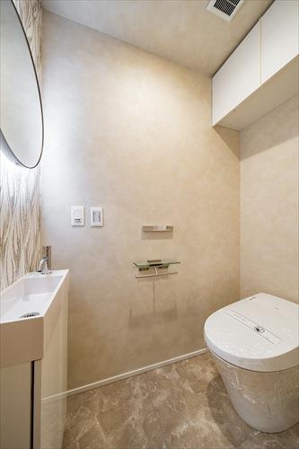 洋室約5.8帖側トイレ