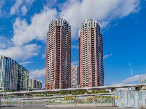 外観（右がイースト）