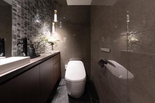 西側　お手洗い