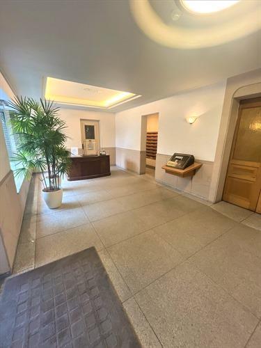 西側エントランス