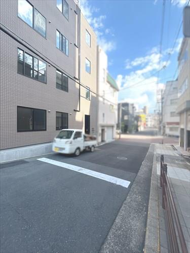 西側前面道路