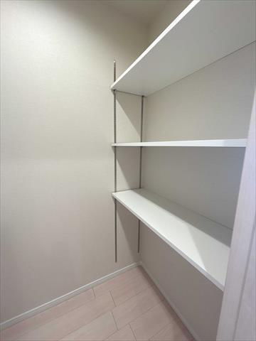 キッチン横の物入