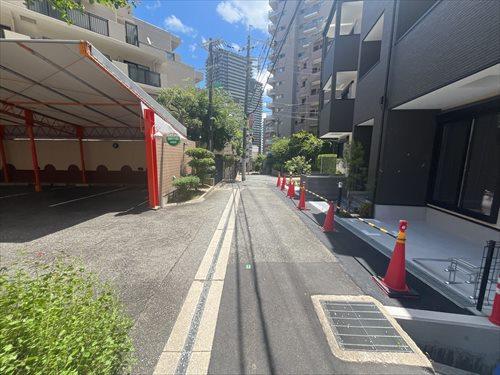 前面道路(北東側) 前面道路(北東側)
