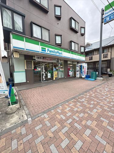 ファミリーマート（370m）