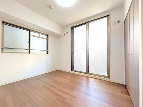 洋室約5.5帖（東側）