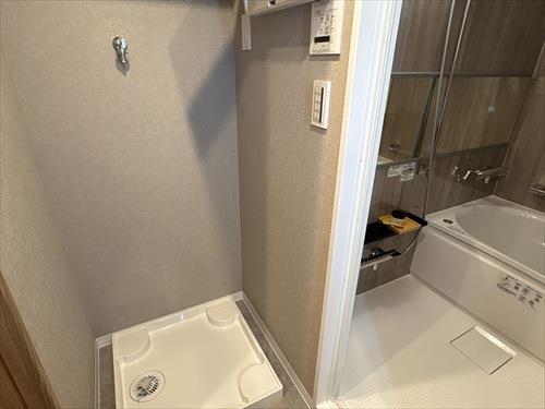 洗濯機置き場と浴室