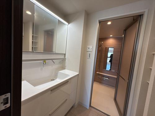 三面鏡付洗面化粧台と浴室