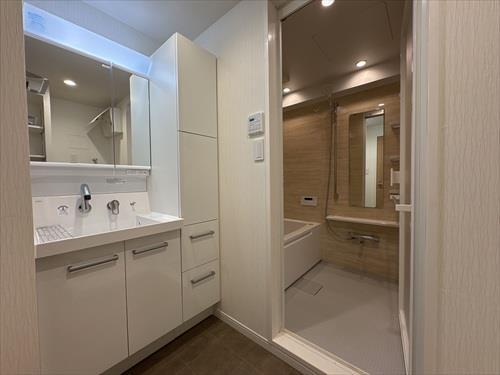 三面鏡付化粧台と浴室