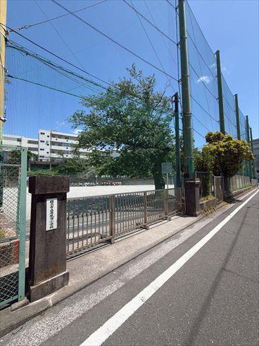 横浜市立屏風浦小学校まで160ｍ