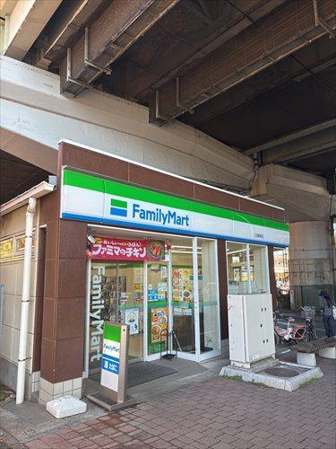 ファミリーマート江田駅前店（680ｍ）