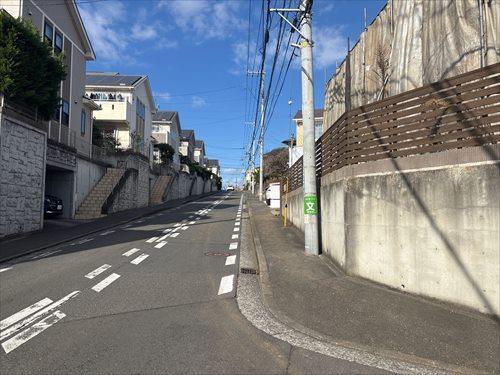 南西側前面道路（2025.12撮影）