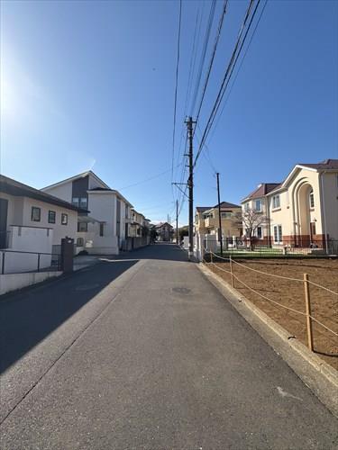 現地含む前面道路（東側から撮影）