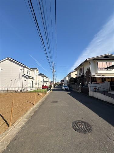 現地含む前面道路（西側から撮影）