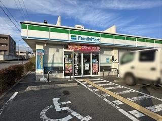 ファミリーマート彩都粟生南店1050m