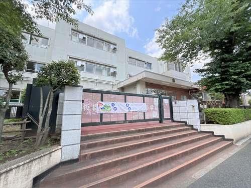 板橋区立高島第三小学校 160ｍ