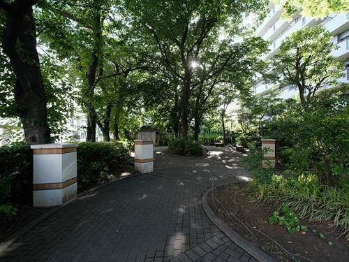 世田谷区立烏山下宿広場 550m