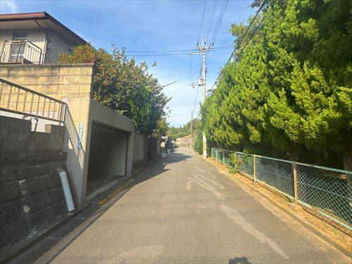 東側前面道路1　2025年11月撮影