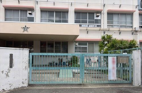 五箇荘小学校　約250ｍ