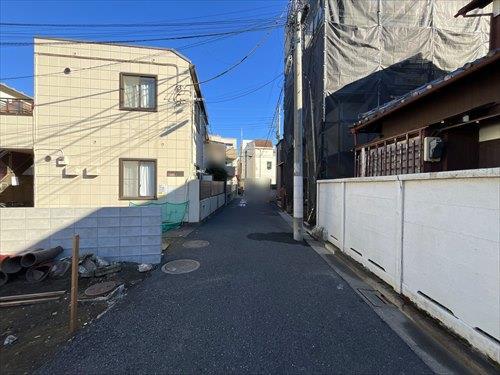 前面道路(北西側から撮影)