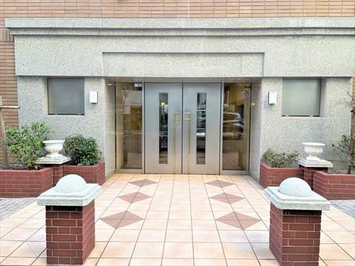 エントランス前（2026年2月撮影）