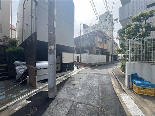 前面道路含む外観（写真左）2026.4