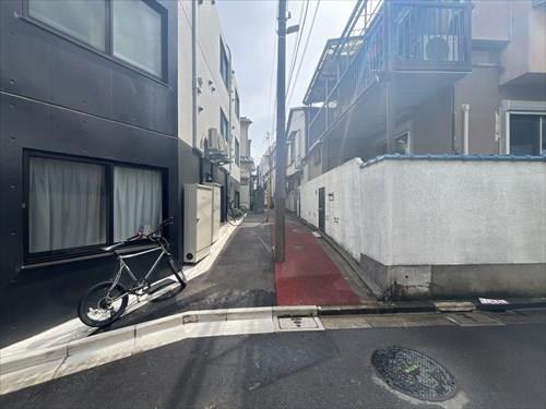 前面道路含む外観（写真左）2026.4