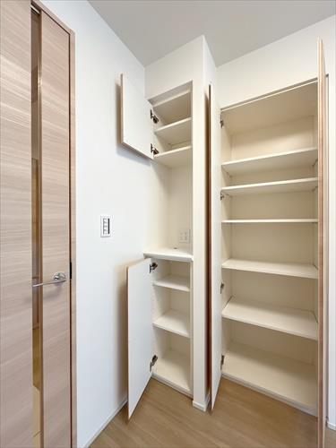 リビングダイニング物入