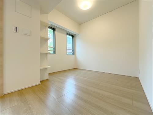 洋室5.3帖(床暖房・収納付き)