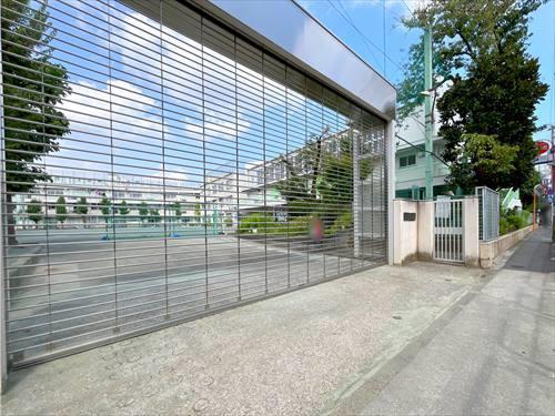 目黒区立上目黒小学校まで560m